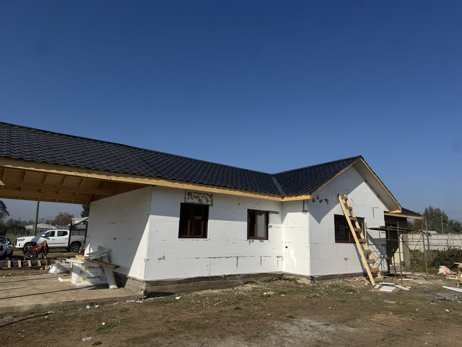 Casa en construcción con Panel SIP sobre radier — obra real de Casas CAD