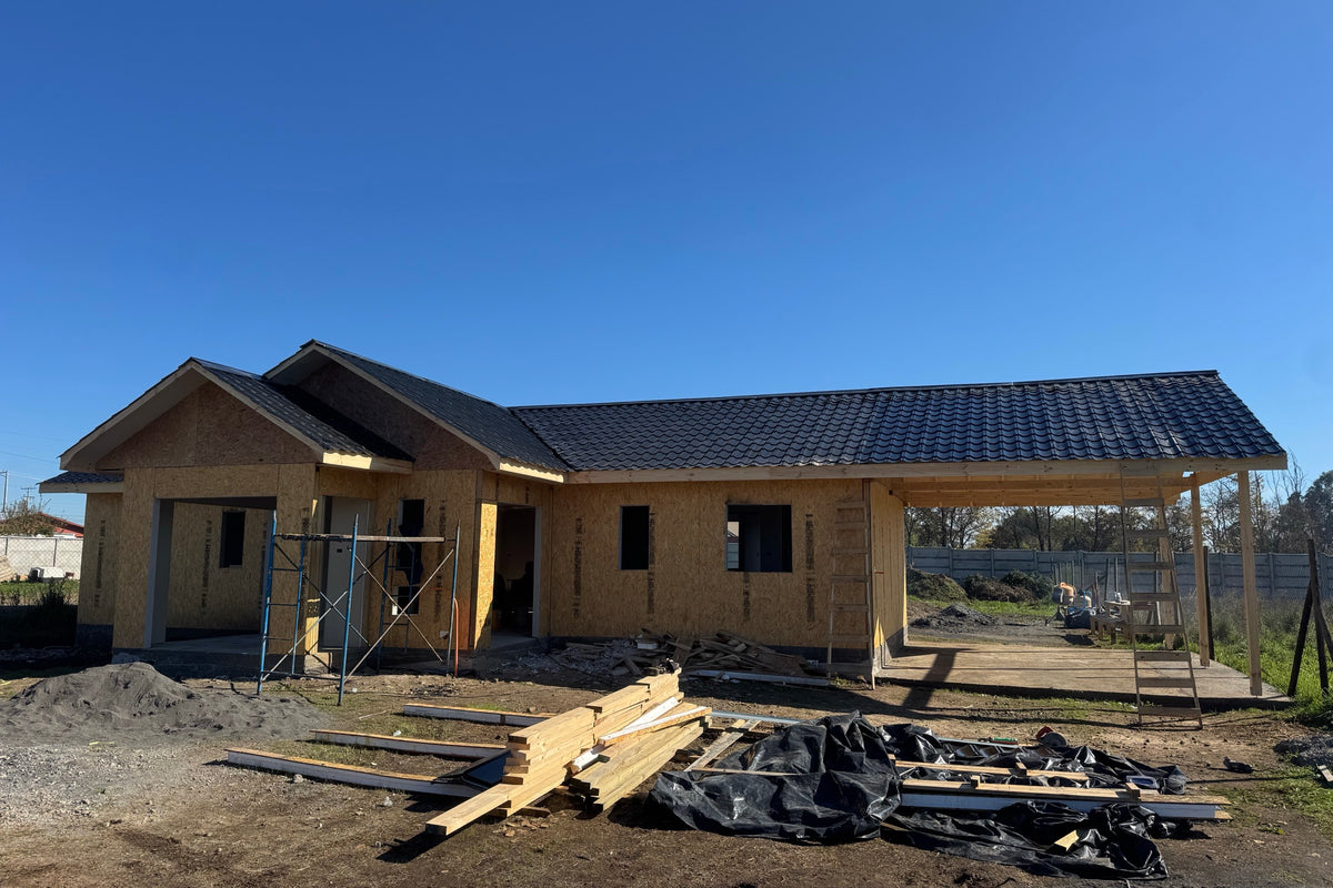 Casa en obra gruesa de CasasCAD en etapa de cerramiento, con estructura y techumbre terminadas