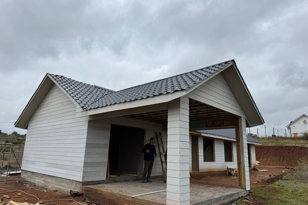 Revestimiento exterior de siding de fibrocemento en una casa CasasCAD construida en terreno propio