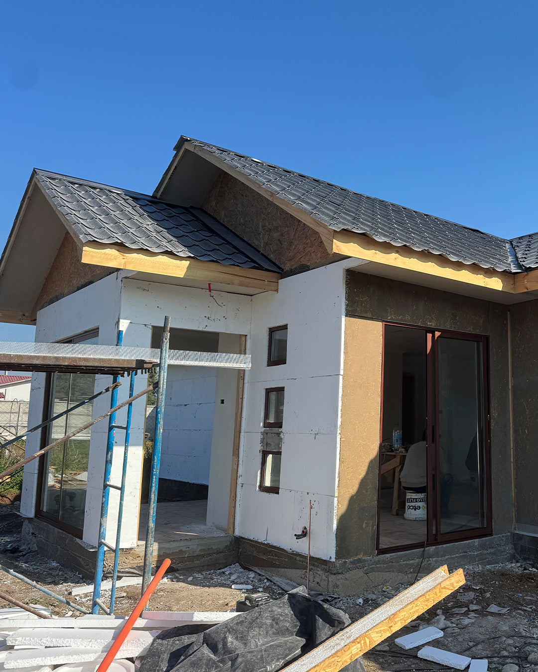 Casa CasasCAD en etapa de terminación de techumbre y fachada