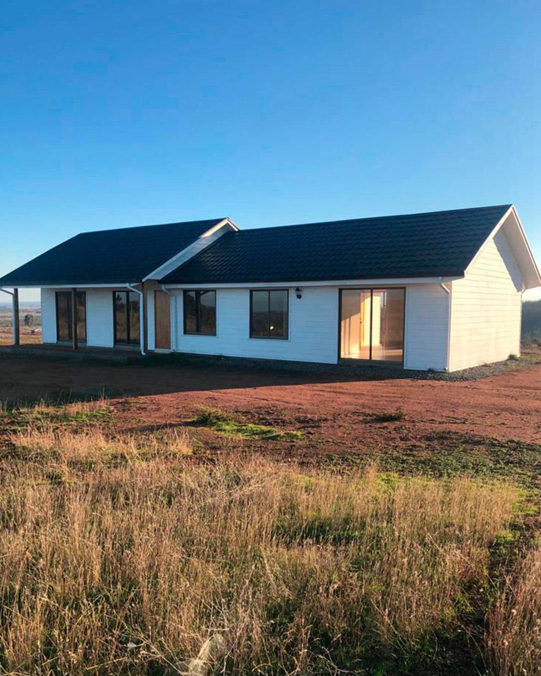 Casa blanca CasasCAD terminada en entorno rural