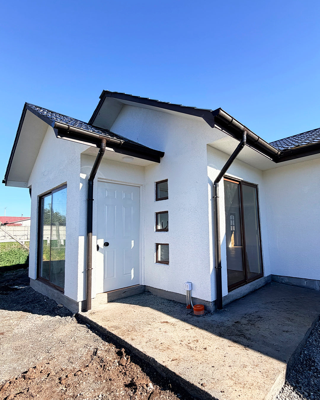 Acceso principal de casa CasasCAD con ventanales