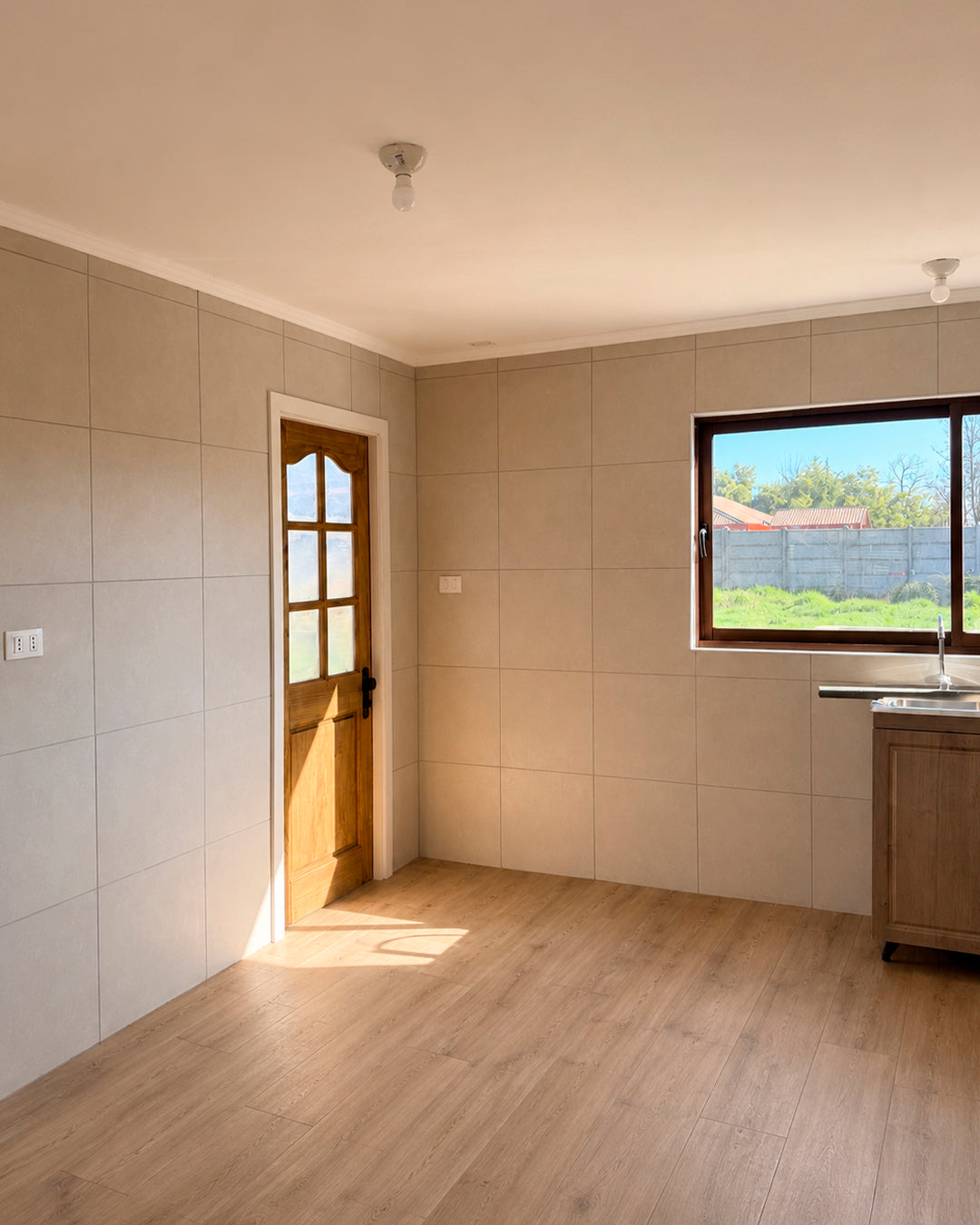 Interior de cocina terminada con piso de madera