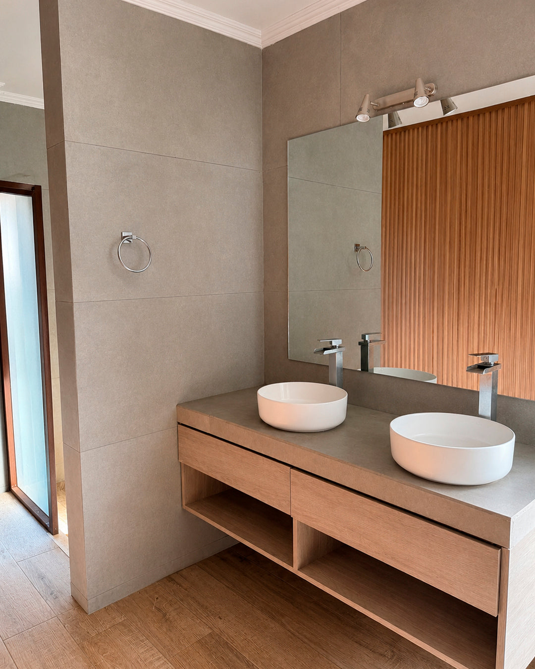Baño terminado con doble vanitorio