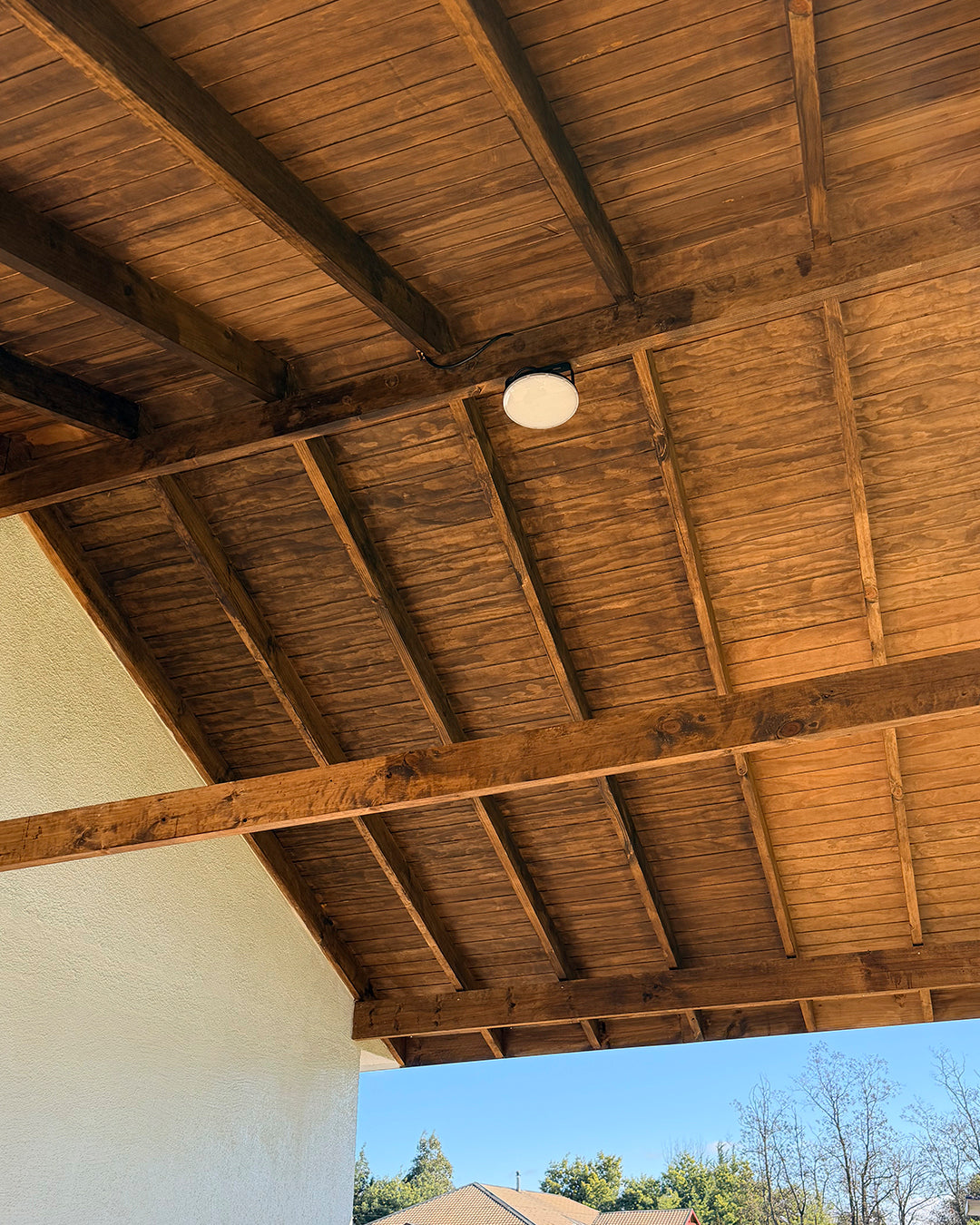 Detalle de cielo de madera en terraza cubierta