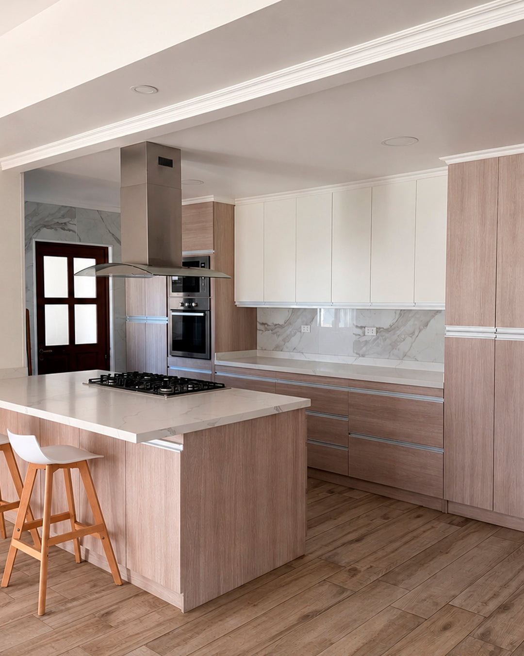 Cocina equipada con isla y muebles claros