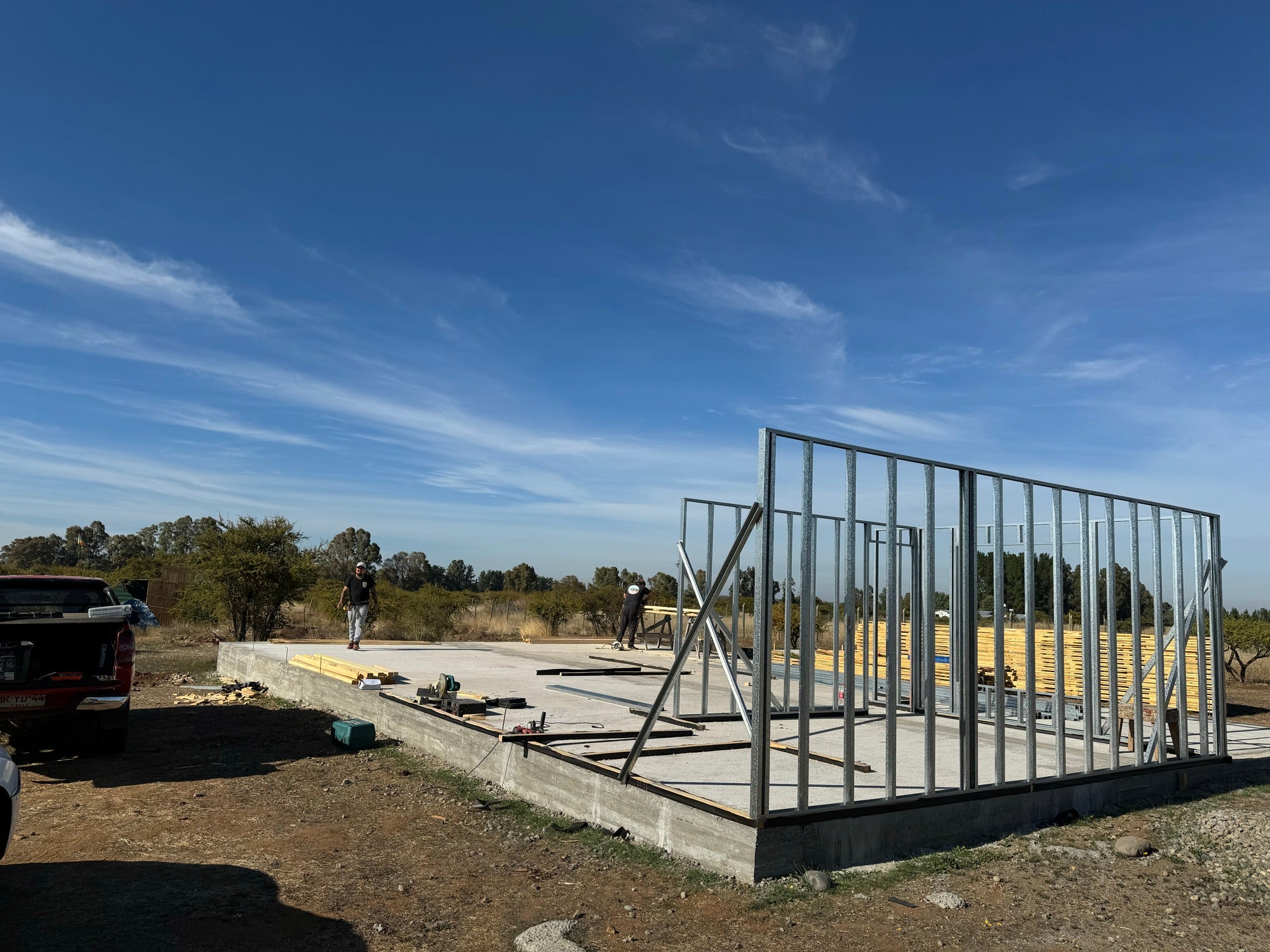 Montaje de estructura sobre radier de hormigón